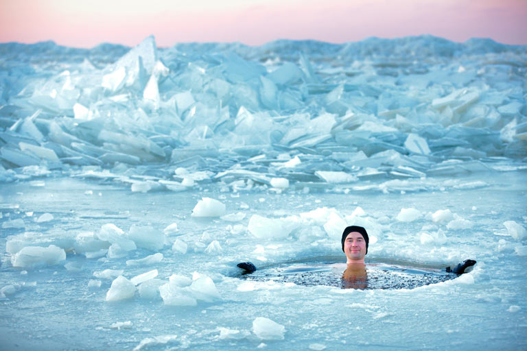 loi de l'hormèse : exposition au froid avec un bain de glacé